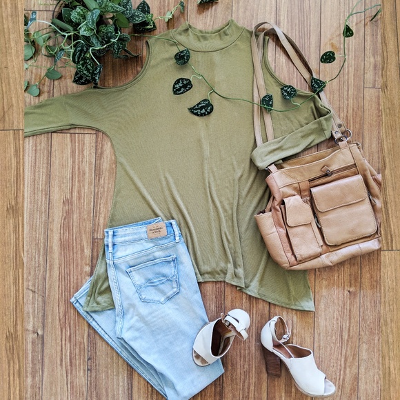 🌴 Casual Sage Mock Cut Out Loose Fit Top - Small - Picture 1 of 4